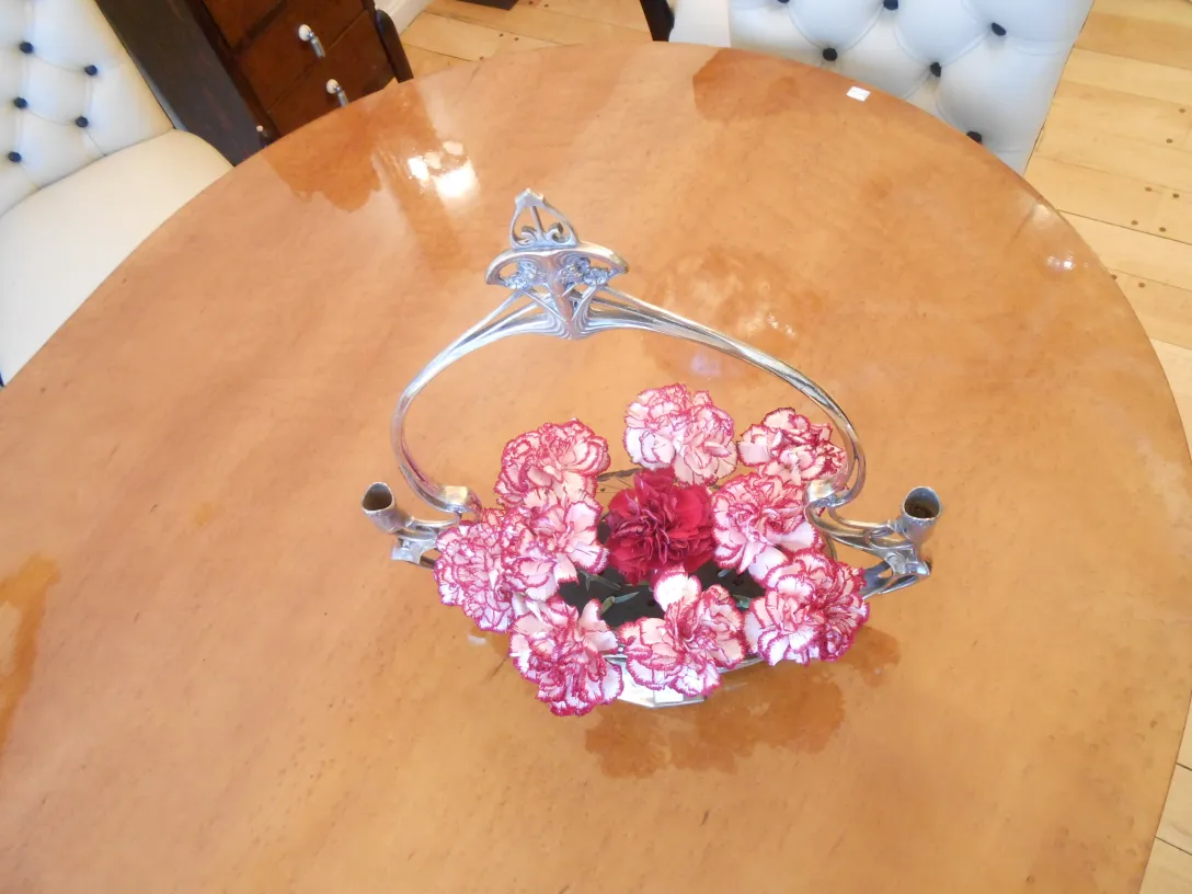 centro de mesa antigo WMF com cravos rosados