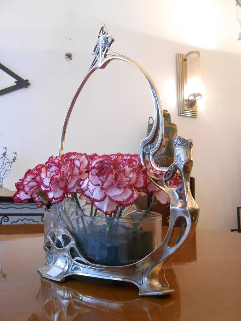 antiker Blumentopf WMF mit rosa Blumen in einer gemütlichen Umgebung