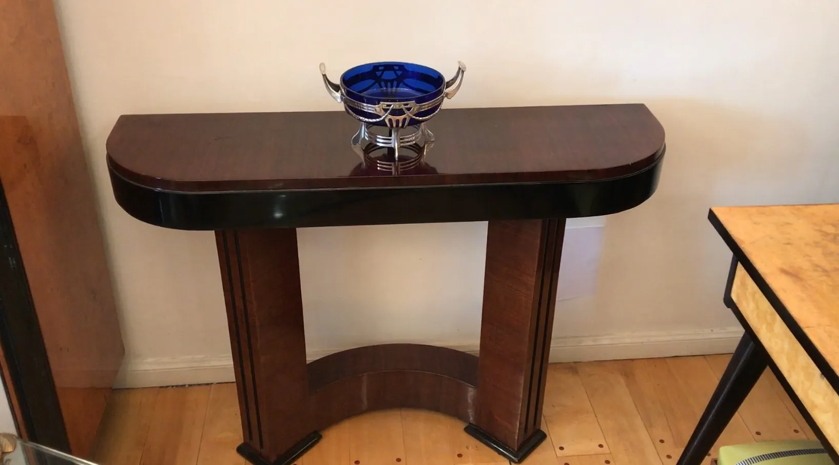 centre de table WMF sur table console dans un cadre chaleureux