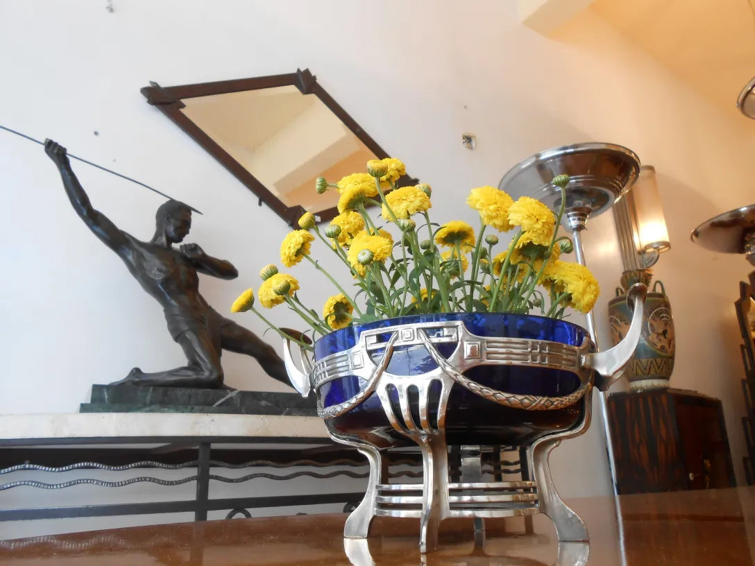 antiker blumentopf wmF mit gelben blumen in einem eleganten ambiente