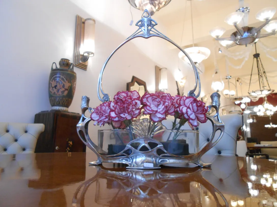 centrotavola antico WMF con fiori rossi in un ambiente elegante