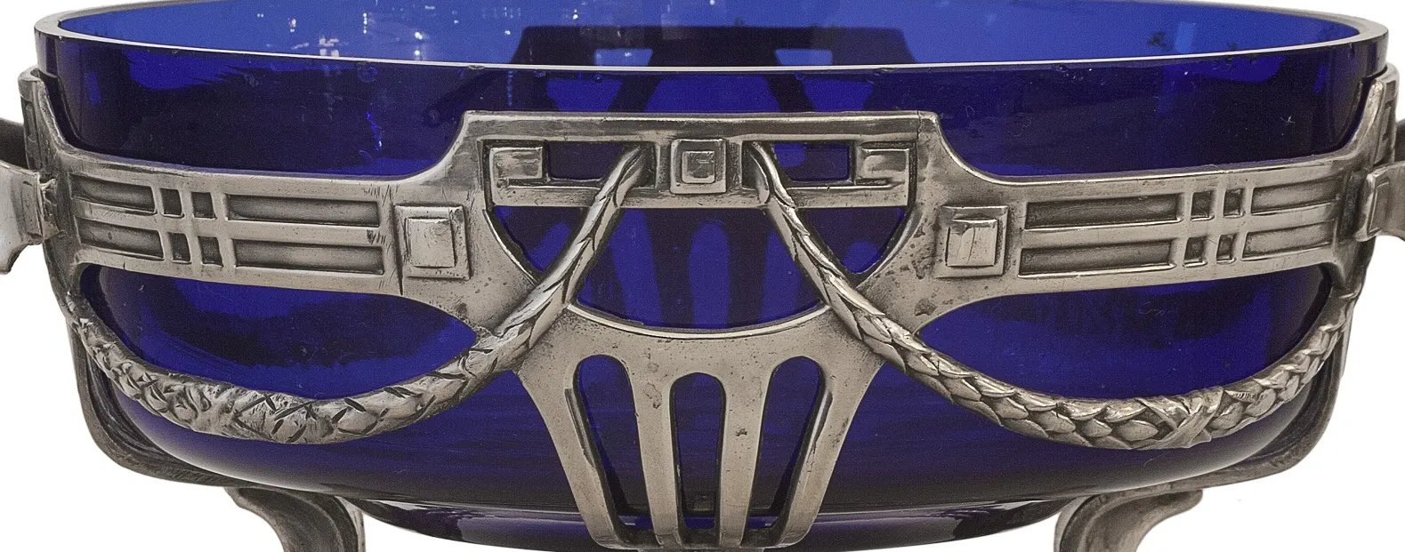 पुरानी टेबल की सजावट WMF जिसमें सजावटी नीला डिज़ाइन है