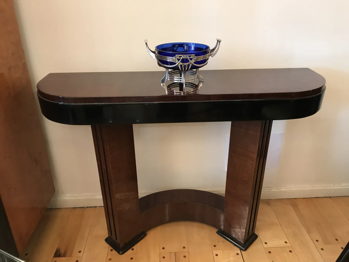 Centro de mesa antigo WMF sobre um console elegante, embeleza o ambiente