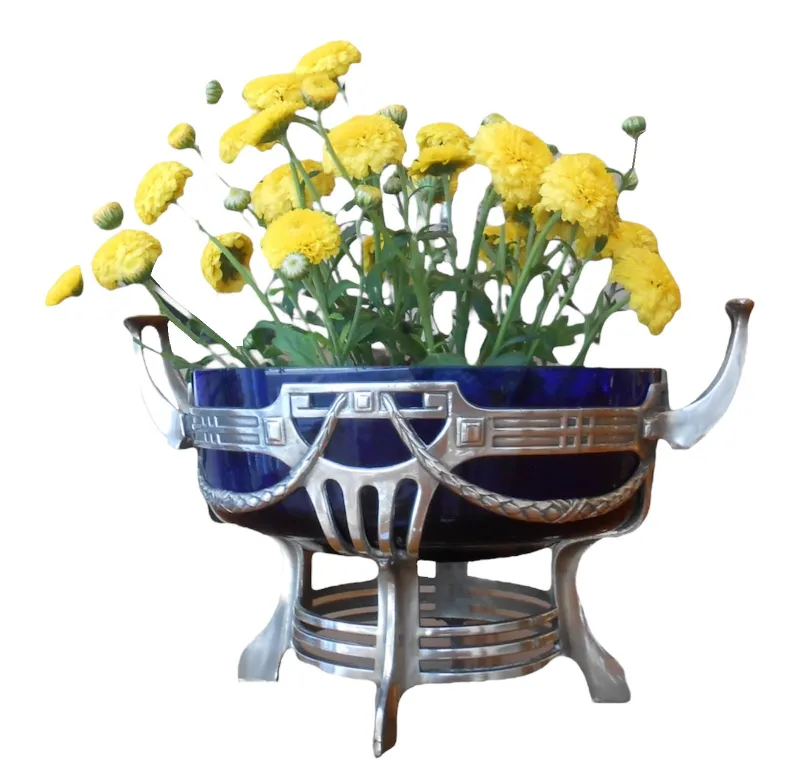 centre de table WMF orné de fleurs jaunes dans un cadre élégant