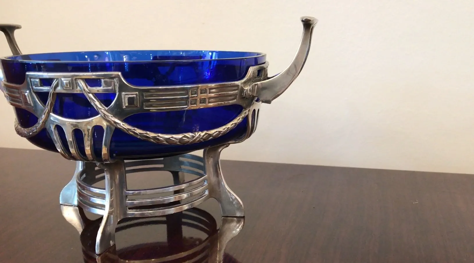 centre de table WMF ancien avec un design élégant et une couleur bleue éclatante