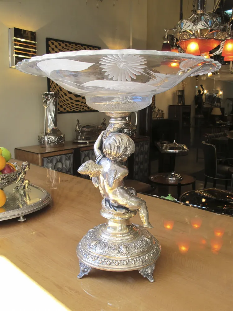 centro de mesa wmfd antigo com figura decorativa, ambiente elegante