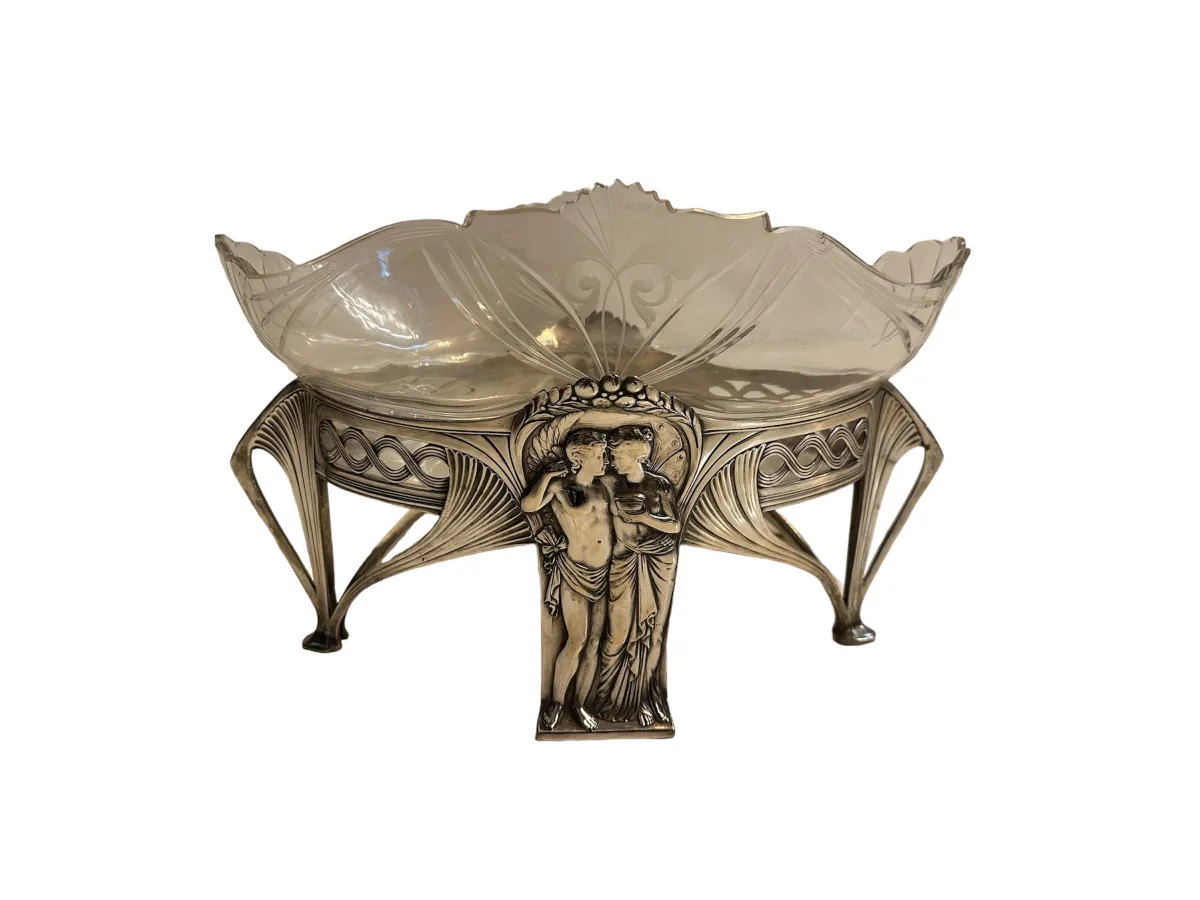 antiker centro de table mit eleganter Form und dekorativen Figuren