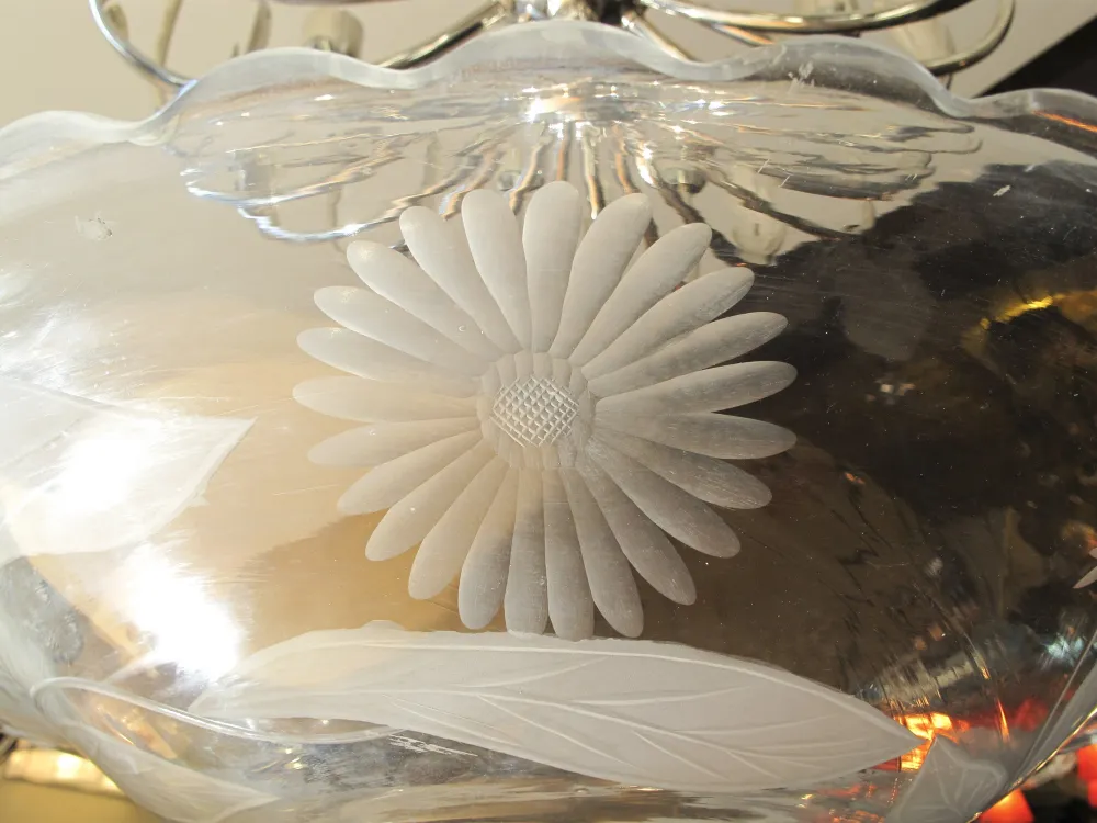 centrotavola wmfs con design floreale e foglie, decorazione antica in un ambiente elegante