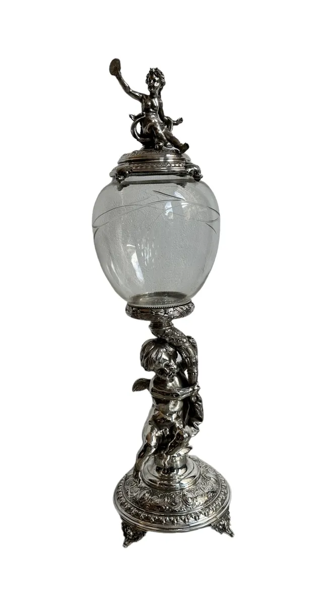 antiker blumentopf wmf mit dekorativem design, kinderfigur und glasdeckel