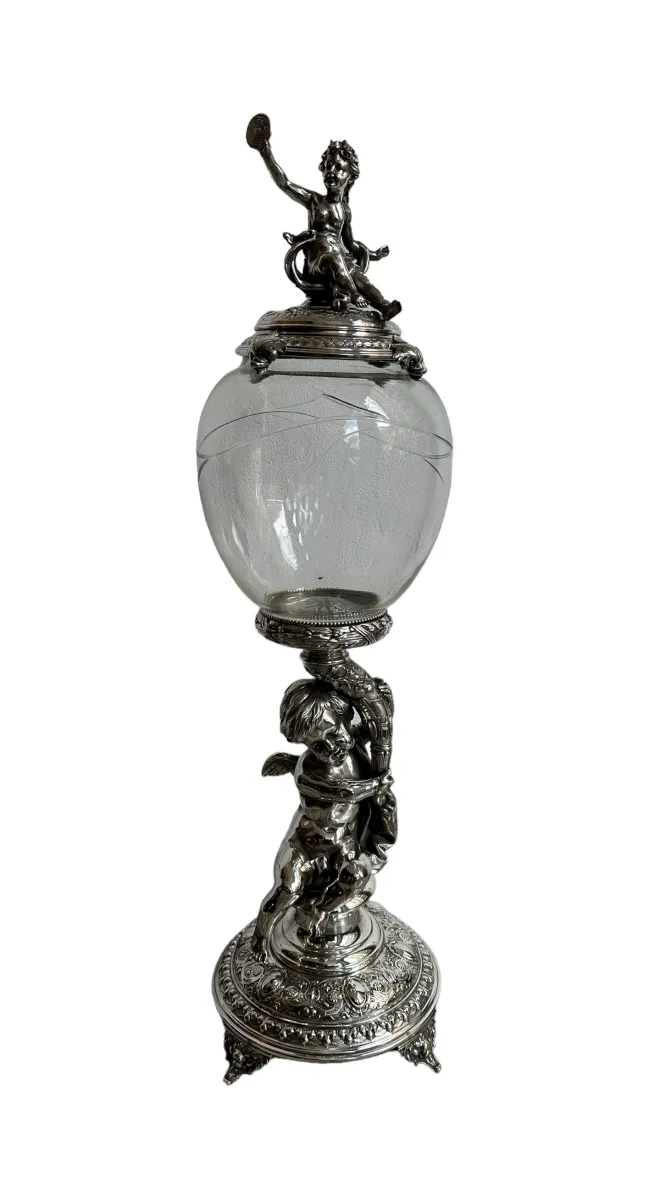 jardinera antigua con cherubines y diseño elegante