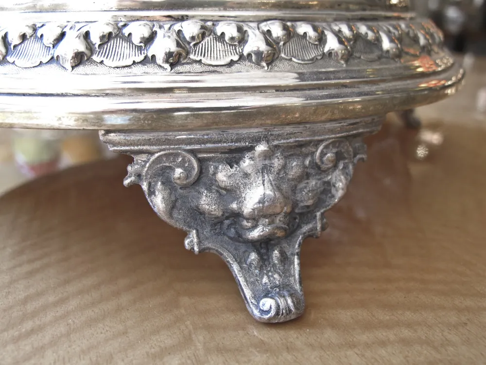 centrotavola antico WMF con decorazioni in rilievo e piedi a forma di leone, in un ambiente elegante