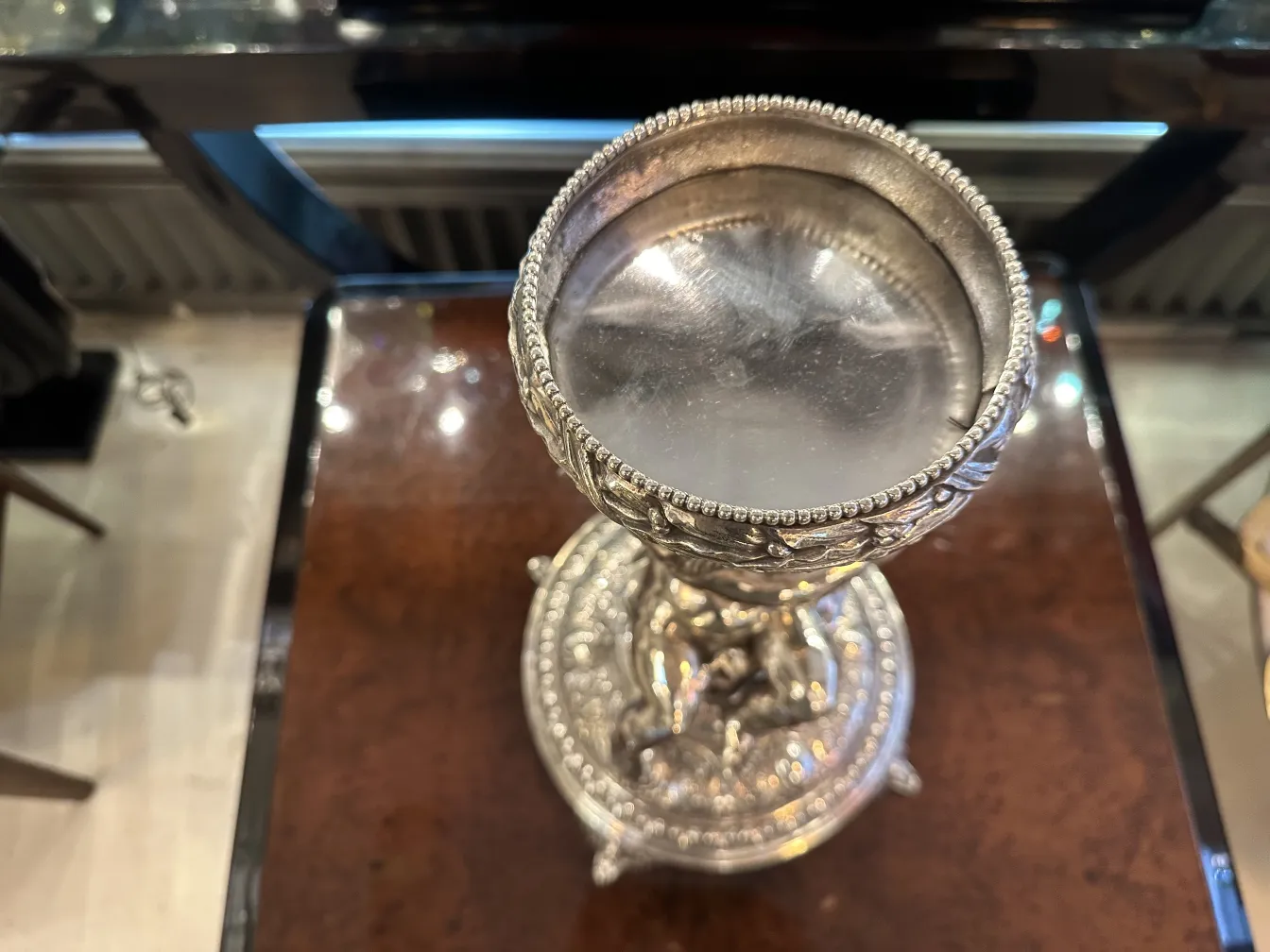 고전적인wmf 중앙부장식, 우아한 분위기에서 장식적인 디테일.