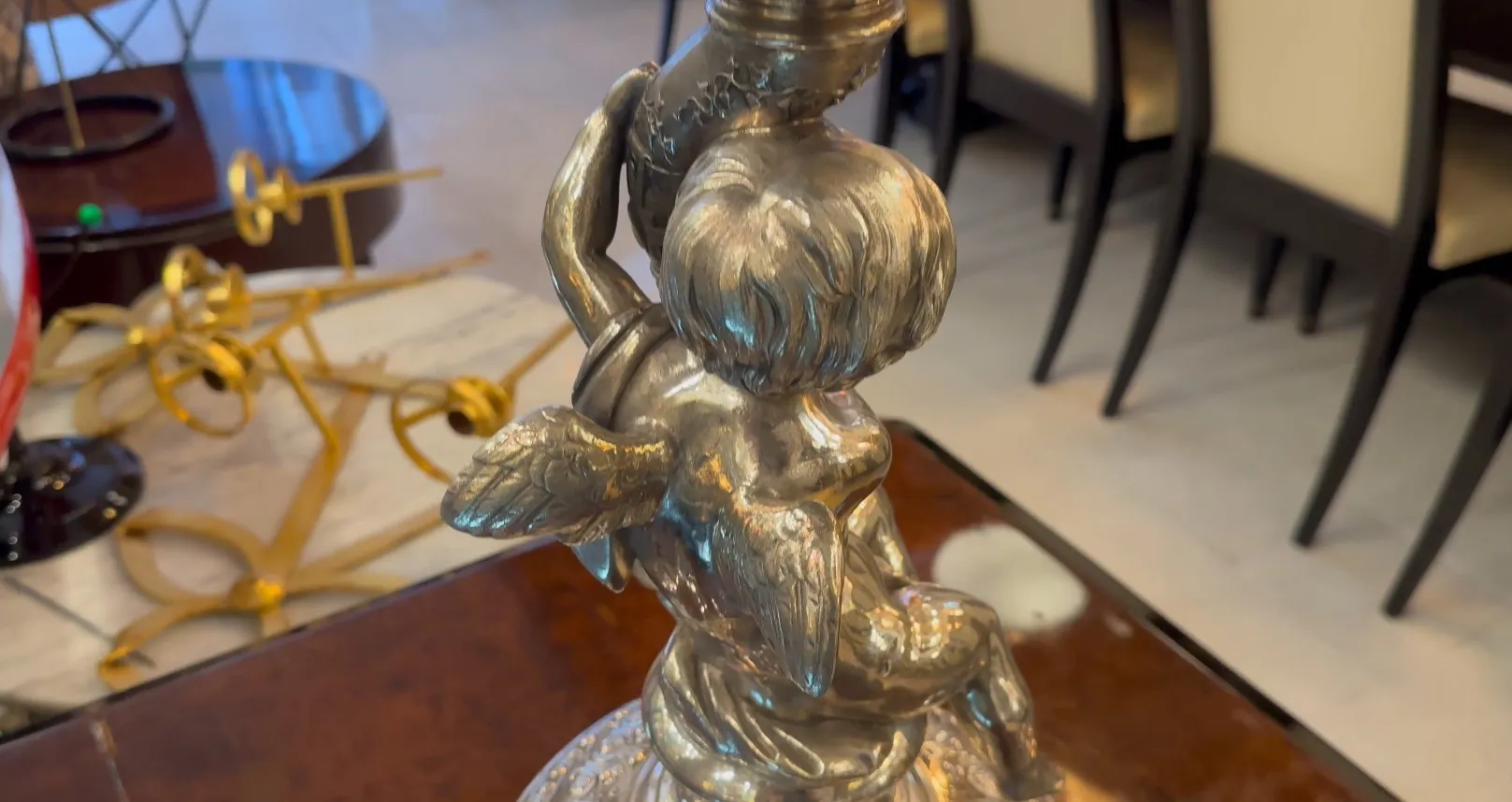 antigua jardinera wmfp con figura y detalles decorativos en un entorno elegante