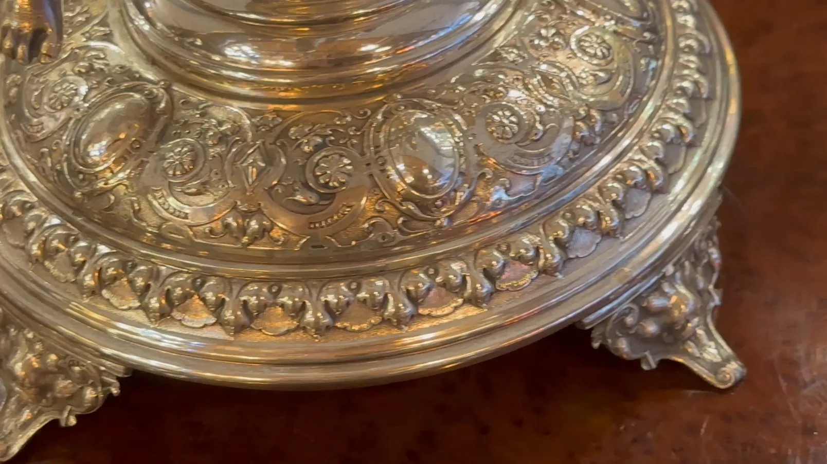 центра стол WMF с красивыми антикварными деталями, дизайн основания