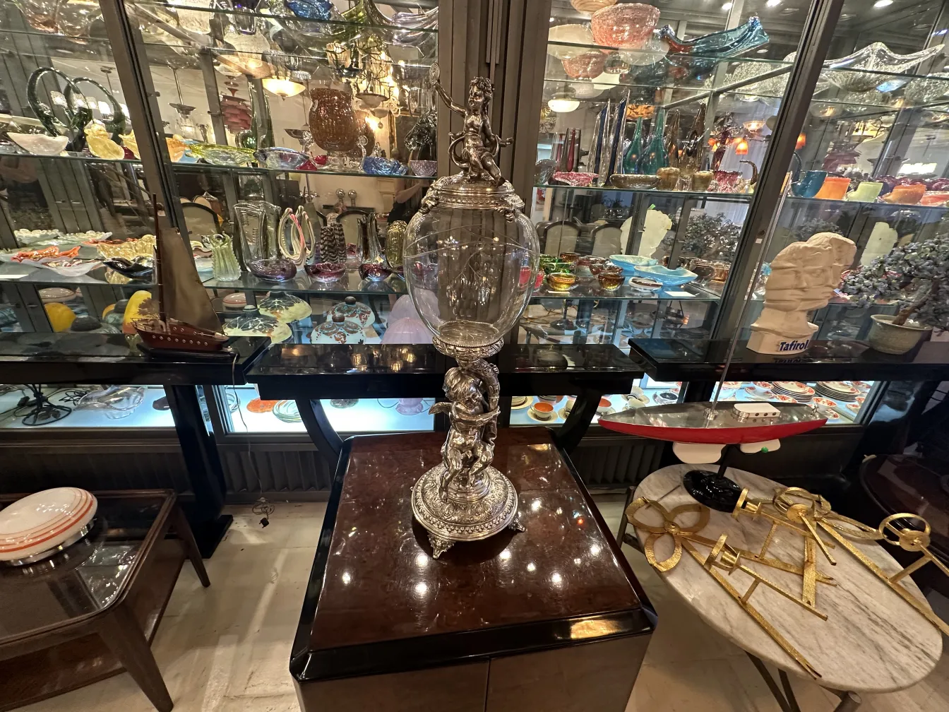 Jardinera antigua WMF con un hermoso arreglo floral, rodeada de objetos decorativos