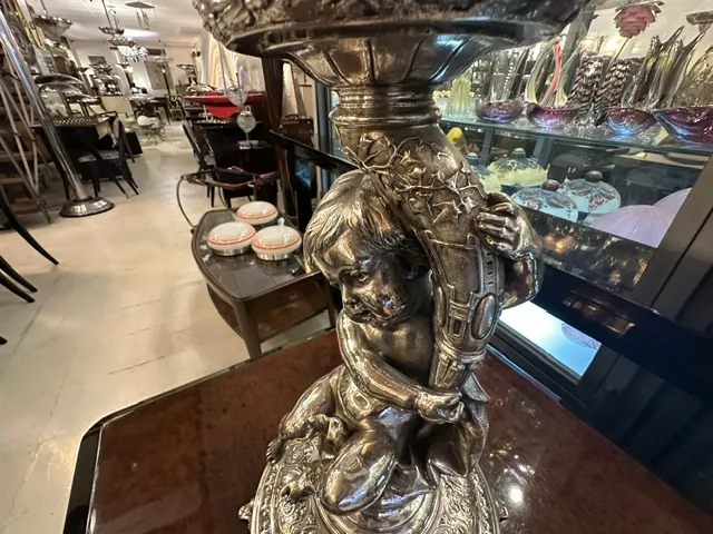 Centrotavola WMF antico con figura decorativa di bambino, ambiente elegante