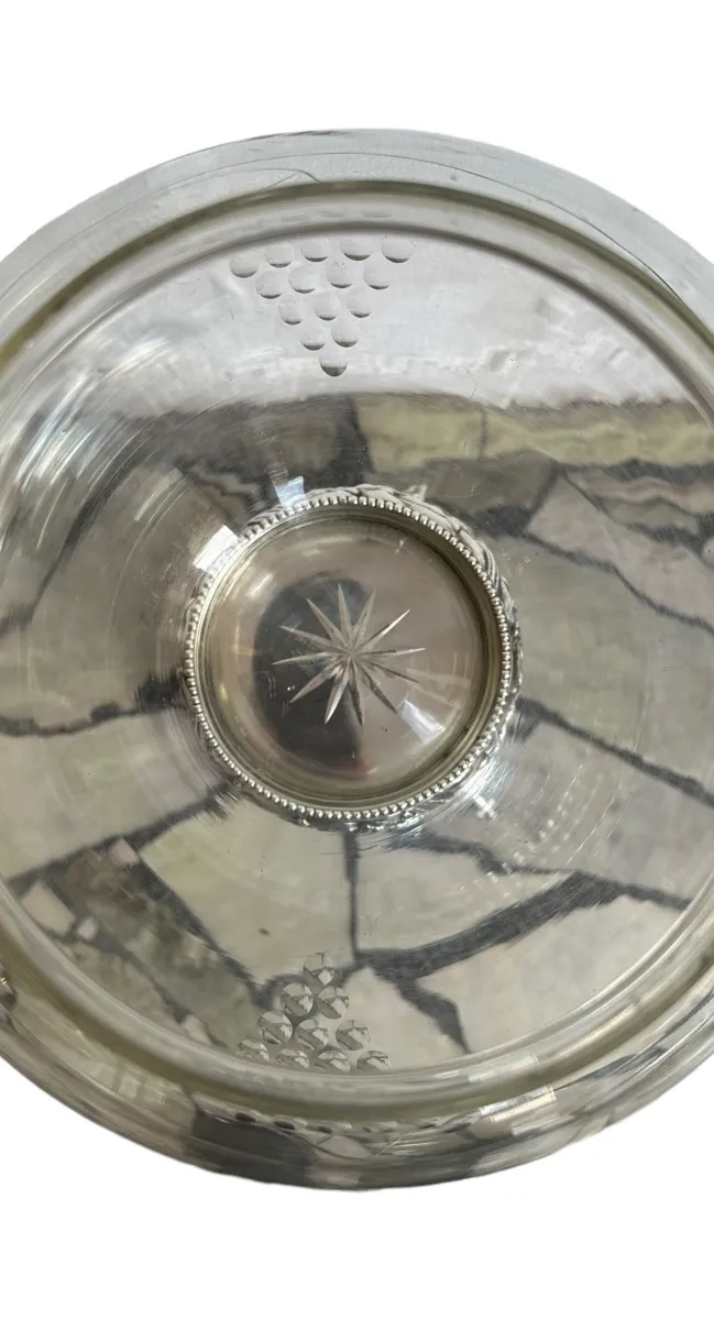 قطعة مركزية للطاولة wmF مزينة بتصميم أنيق، خلفية الطاولة