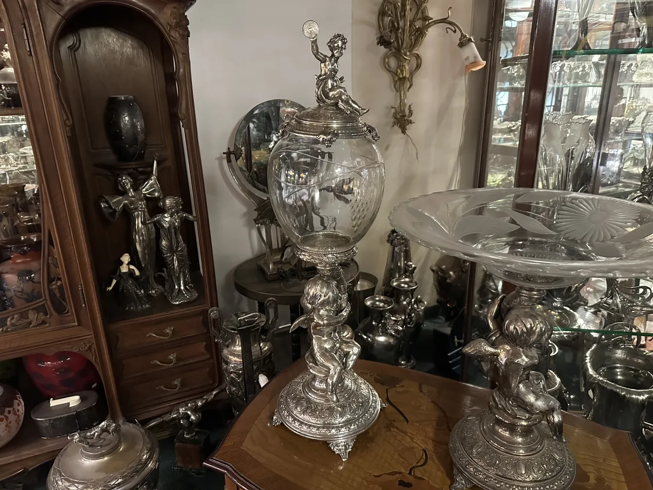 jardinera antigua wmfs con detalles ornamentales en un ambiente clásico