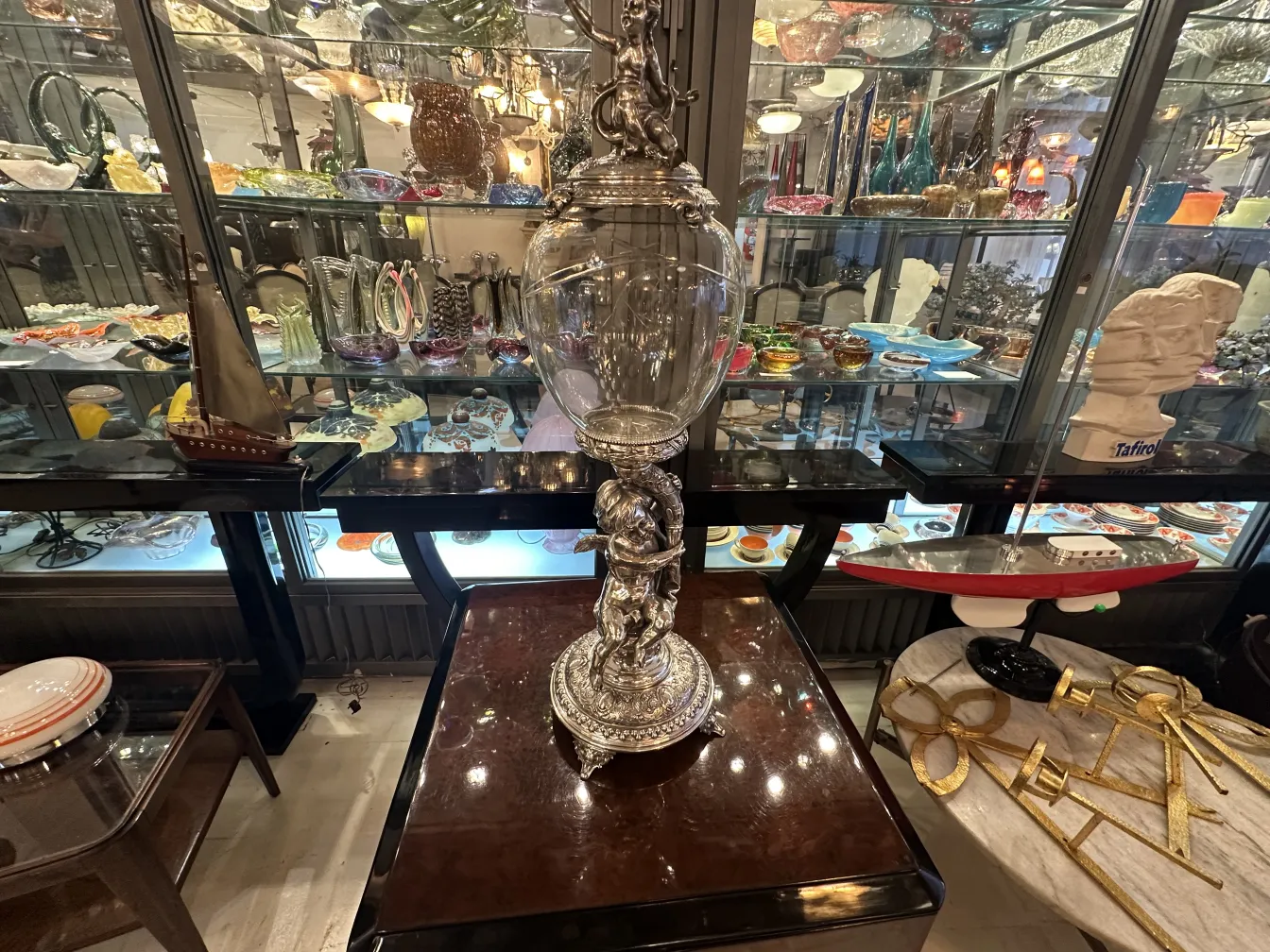 古董装饰中心 wmff，具有复杂细节，周围有其他装饰物品