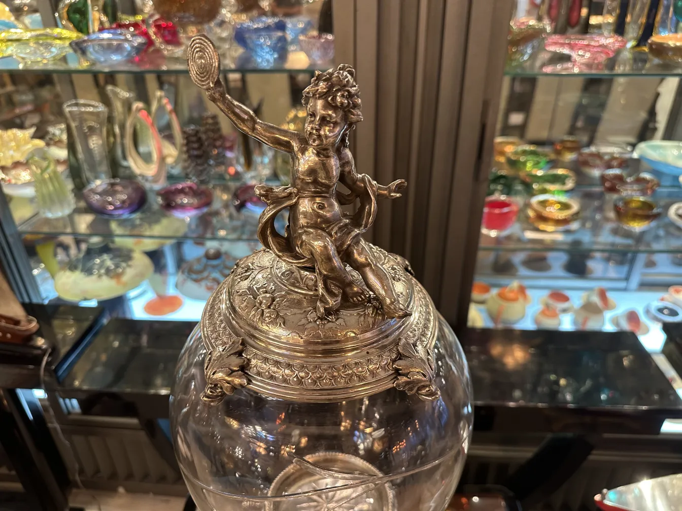 centrotavola antico WMF con figura in cima, abbellendo un ambiente elegante