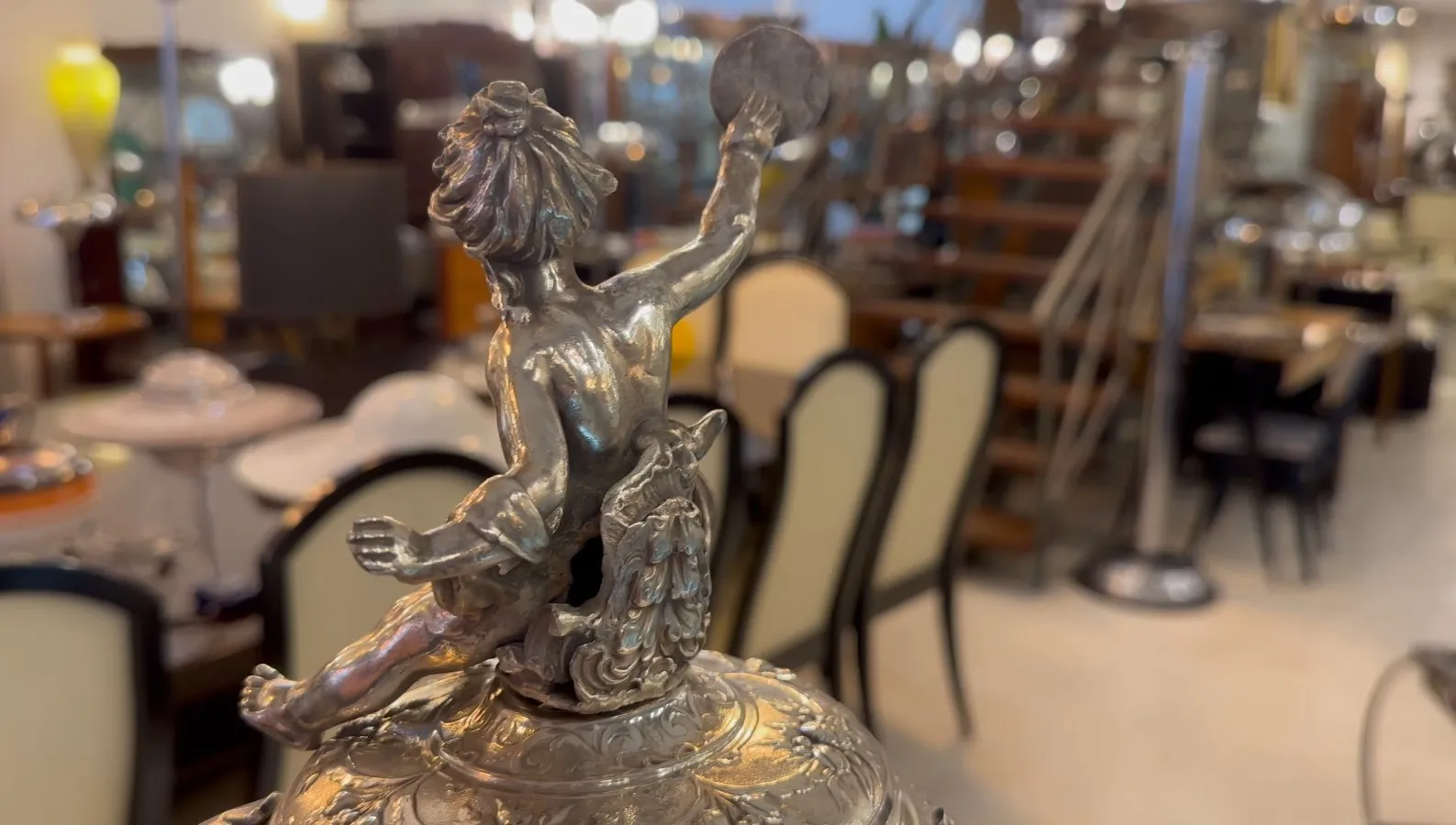 centrotavola antico WMF con figura decorativa e sfondo elegante