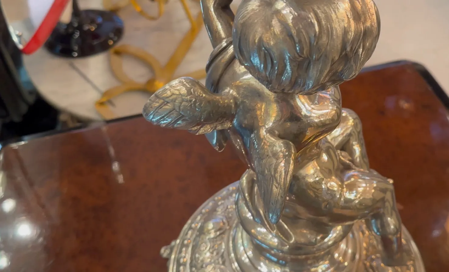 antiker WMF Blumentopf mit dekorativer Figur in Metall, eleganter Rahmen.