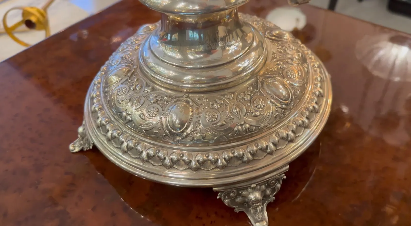 고전적인 wmff 중앙 부 장식, 바닥 장식이 세부적으로 되어 있음