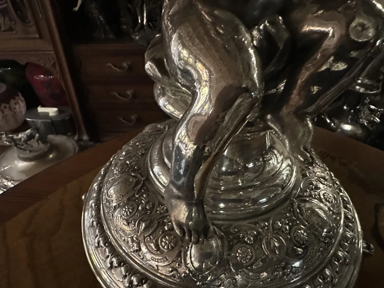 centro de mesa antigo WMF com detalhes decorativos sutis em um ambiente clássico