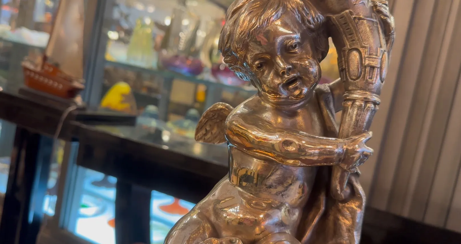 고전적인 wmfs 중앙부 장식 천사 조각이 있는 우아한 환경