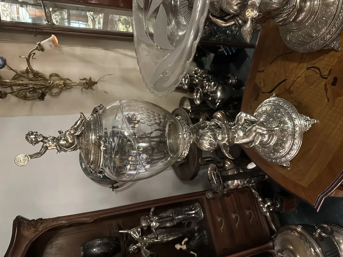 centro de mesa antigo WMF com figura decorativa e detalhes intrincados