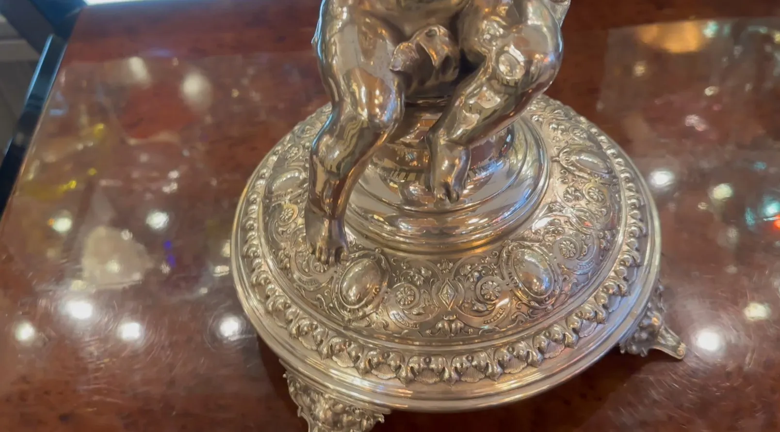 Centre de table antique WMF avec base décorative, parfait pour l'exposition.