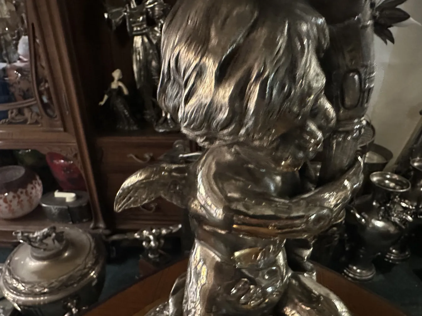 antiga centro de mesa wmffrasco com figura decorativa em ambiente vintage