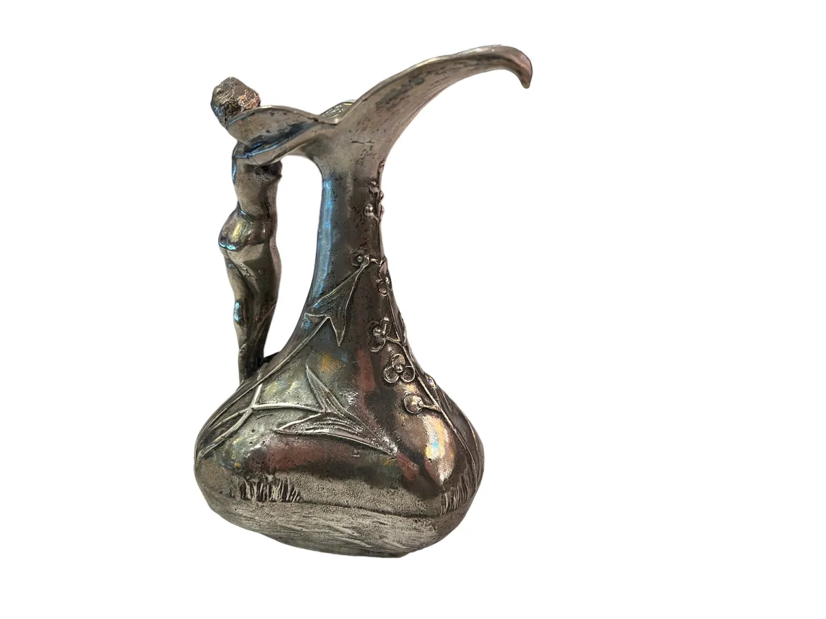 pichet ancien avec détails décoratifs à la surface