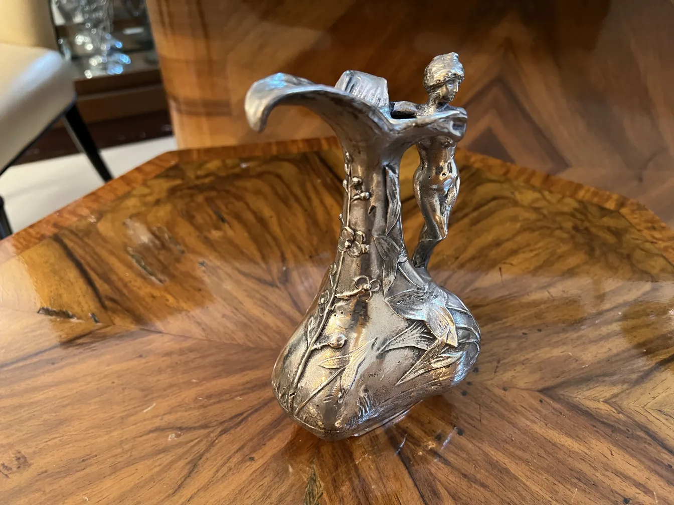 pichet ancien décoré avec des figures et des fleurs