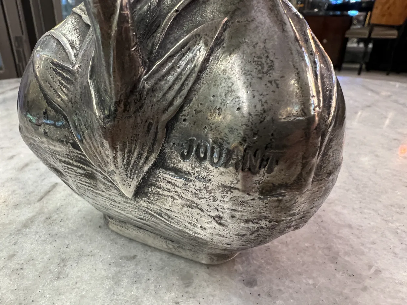 花柄のある古い水差しとハンドル