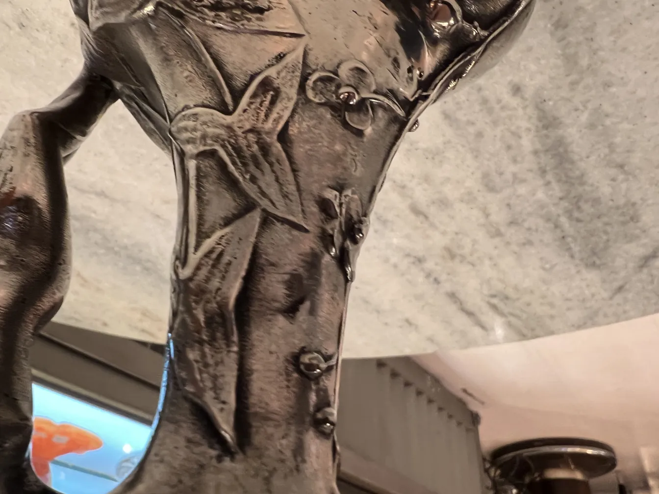 装飾的な古い水差し、ボディに花の装飾