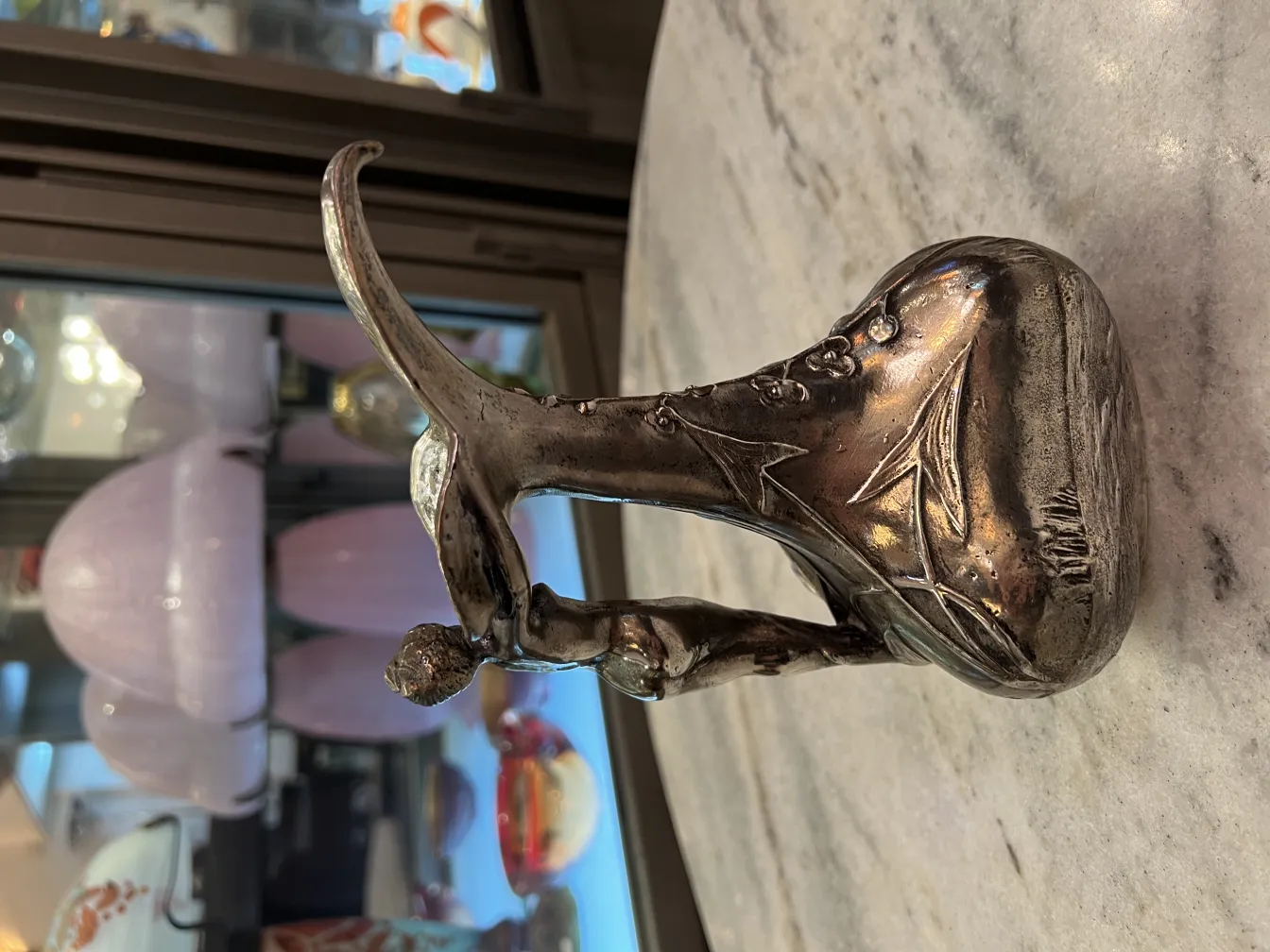 brocca antica decorativa su una superficie di marmo