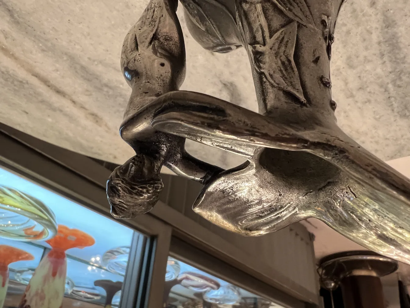 Pichet ancien avec figure sculptée, arrière-plan décoratif