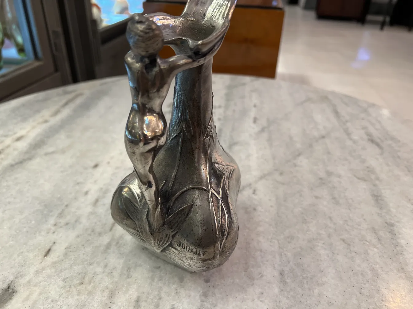 jarro antigo com design elegante e figura elevada