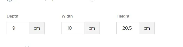 一只古老的水瓶，形状优雅，装饰在乡村的环境中。