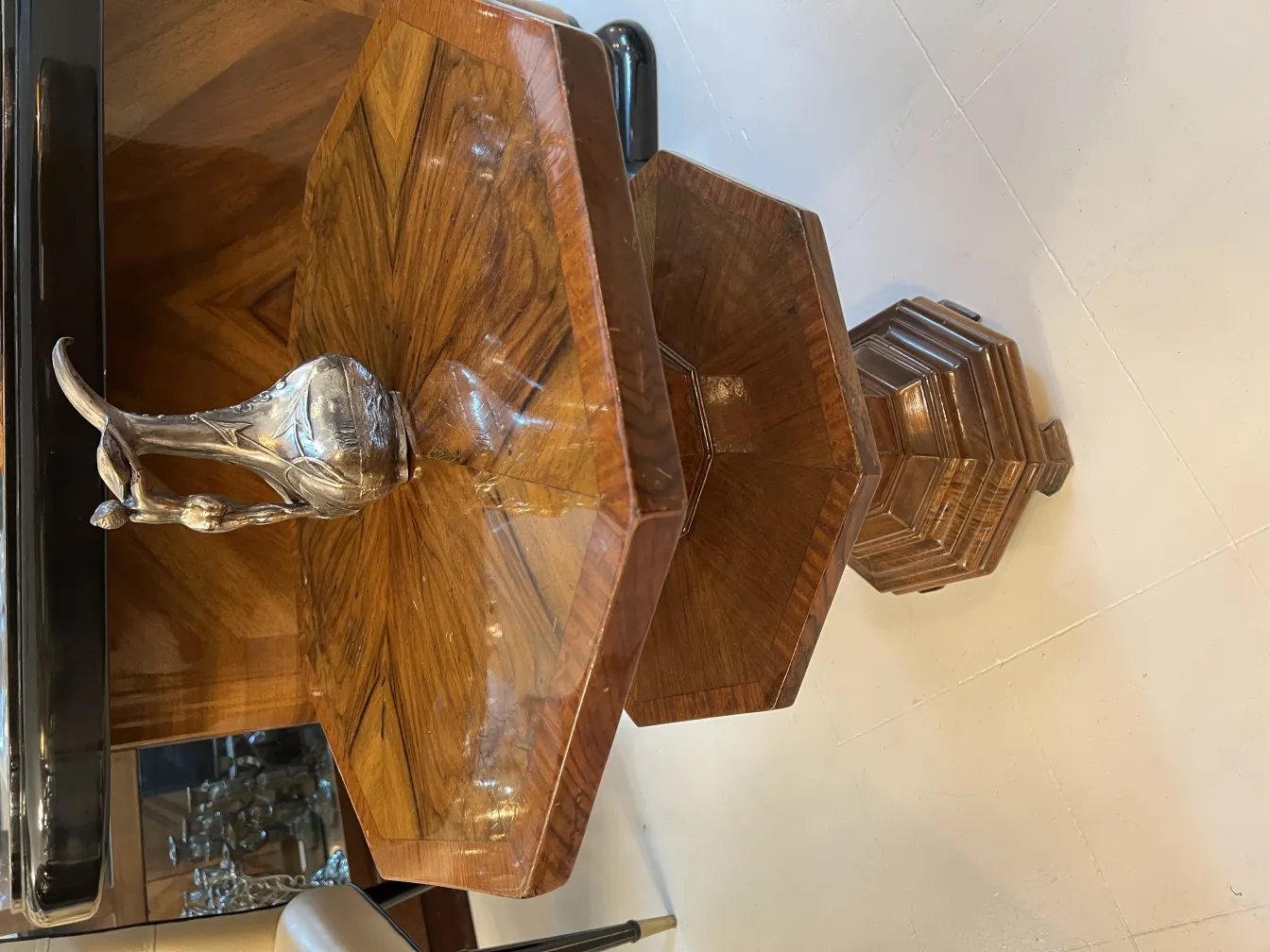 кувшин древний с декоративными деталями и восьмиугольным основанием