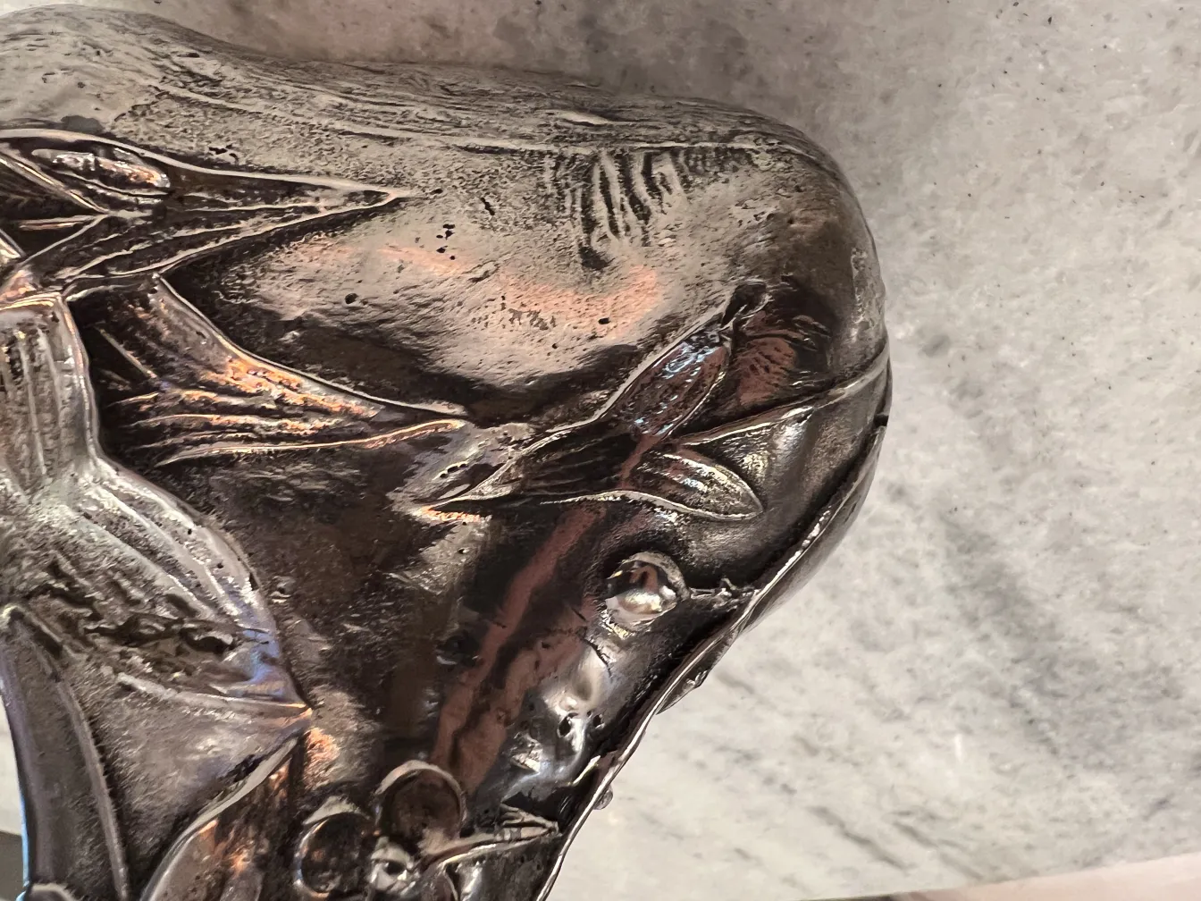 잎과 꽃의 조각이 새겨진 고대 물 주전자