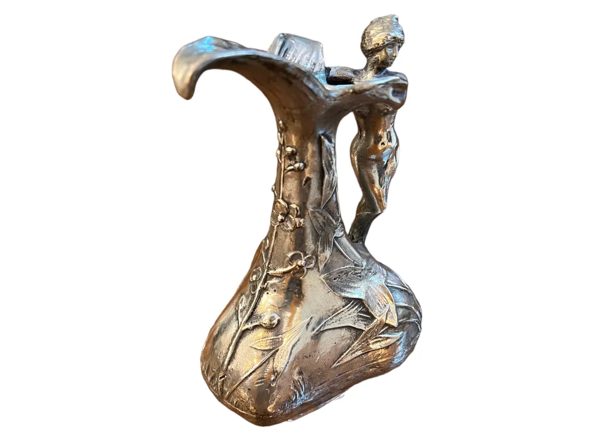 pichet ancien avec motifs floraux et figure décorative