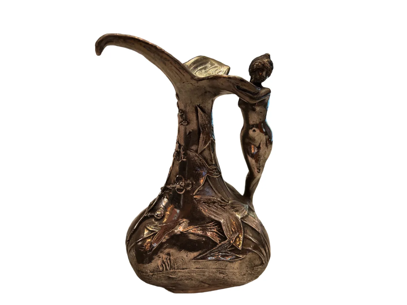 alter Krug mit dekorativen Figuren und eleganten Details