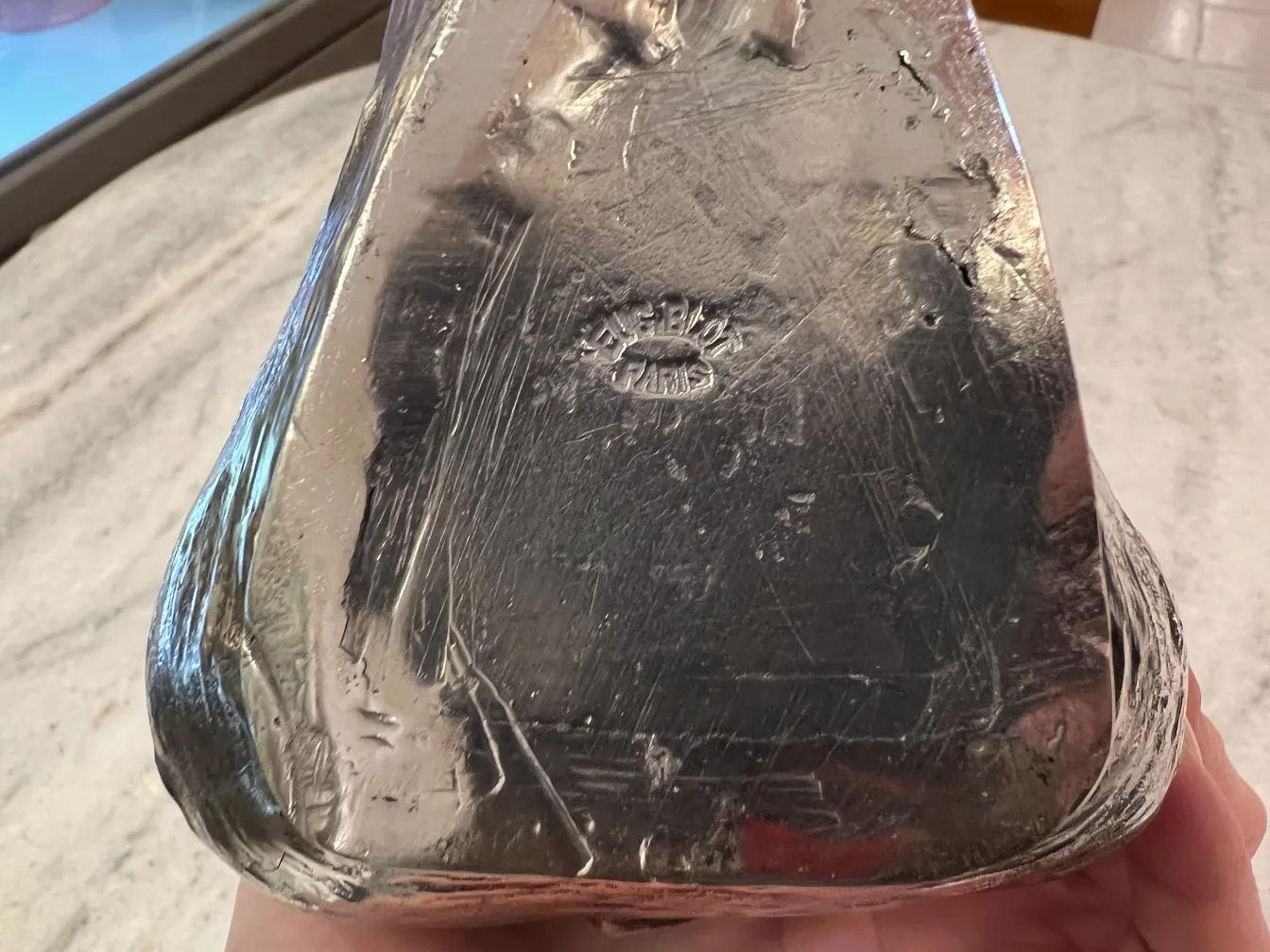 古老的水瓶，表面光滑，有可见的痕迹，经典设计。