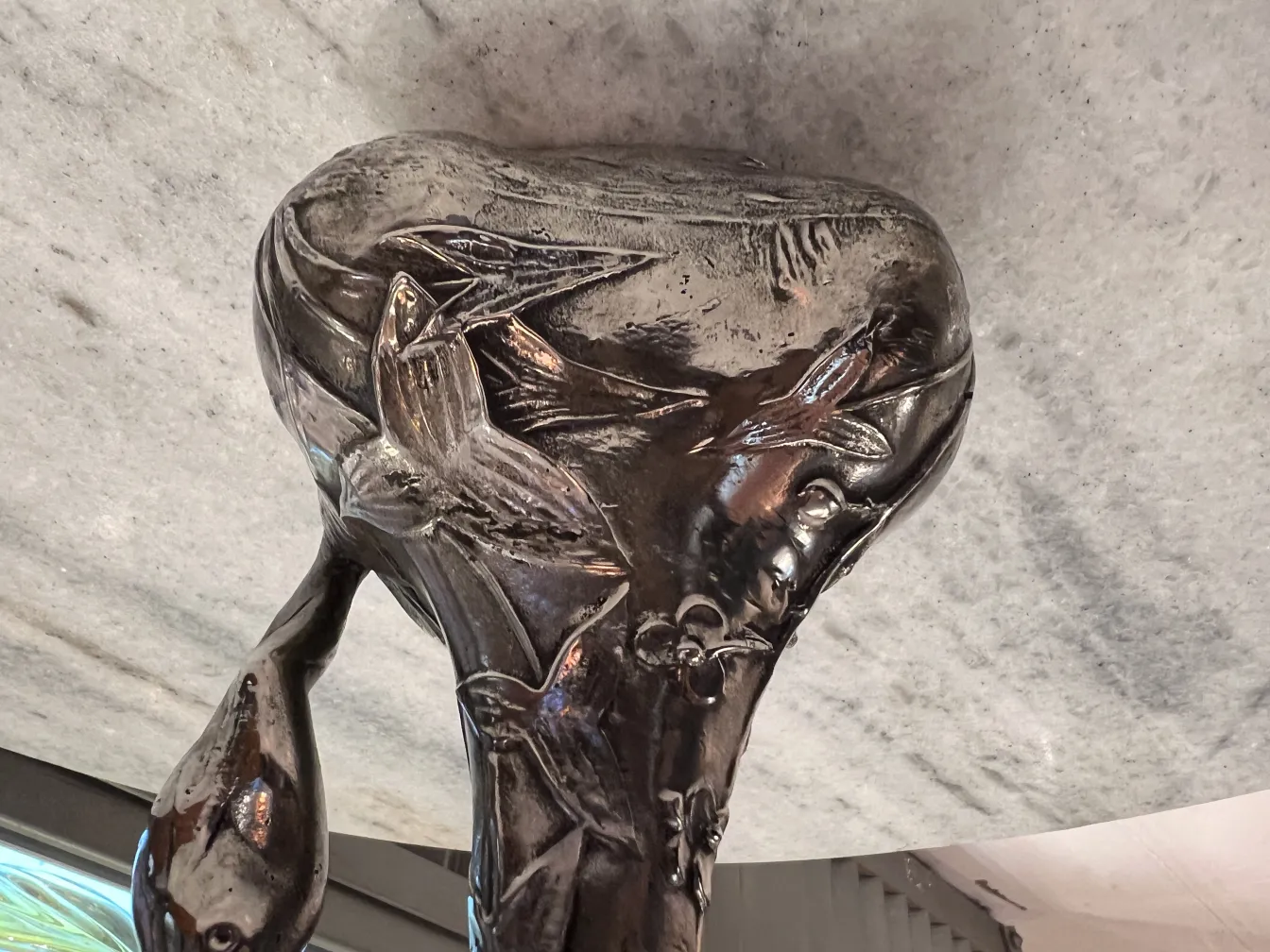 krug mit vogelmotiv und eleganter form, auf neutralem hintergrund