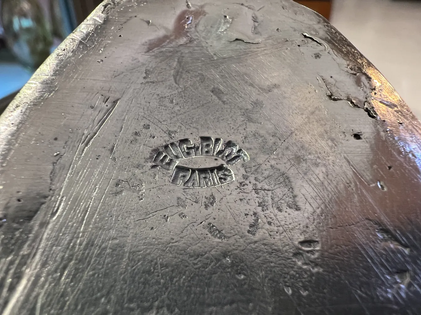 有明显标记和纹理的古老水瓶