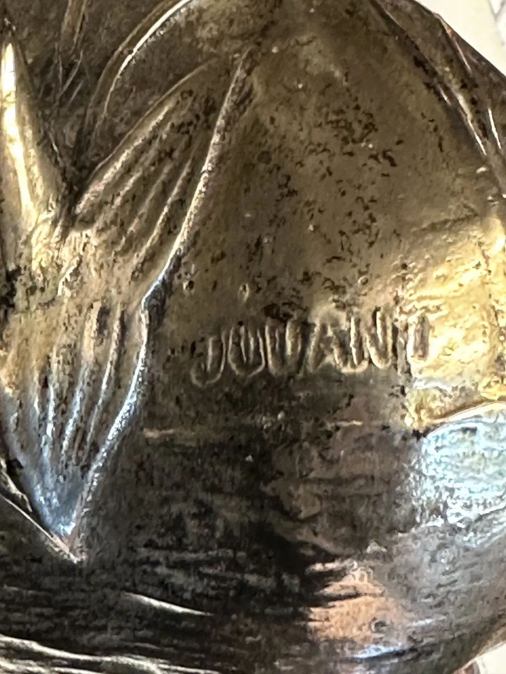 jarro antigo com detalhes ornamentais em sua superfície