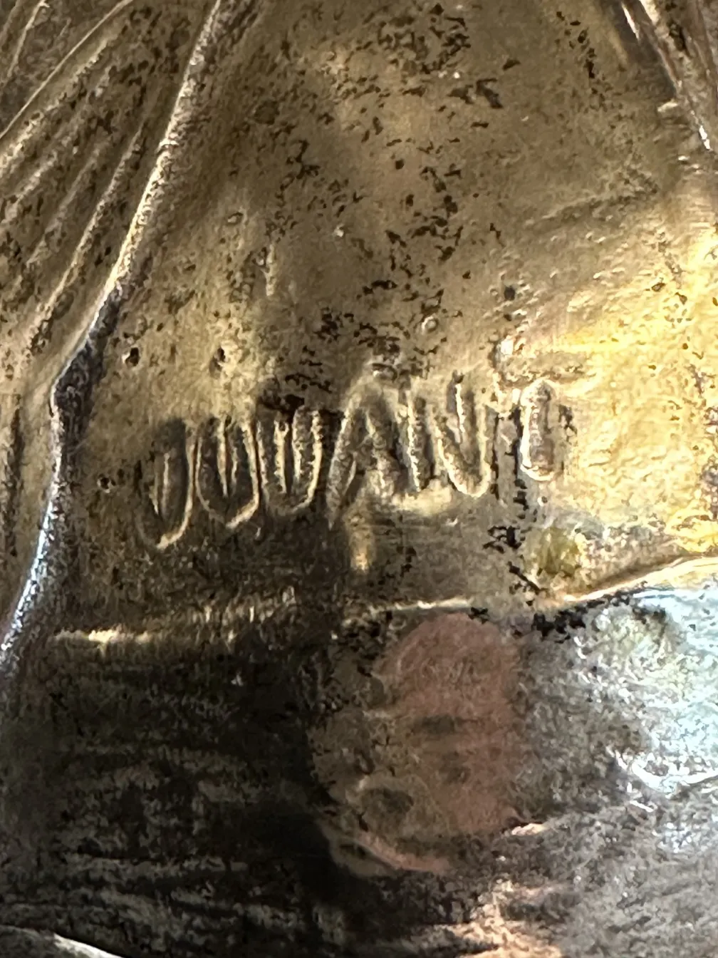 고풍스러운 장식이 있는 병이 시골 배경에