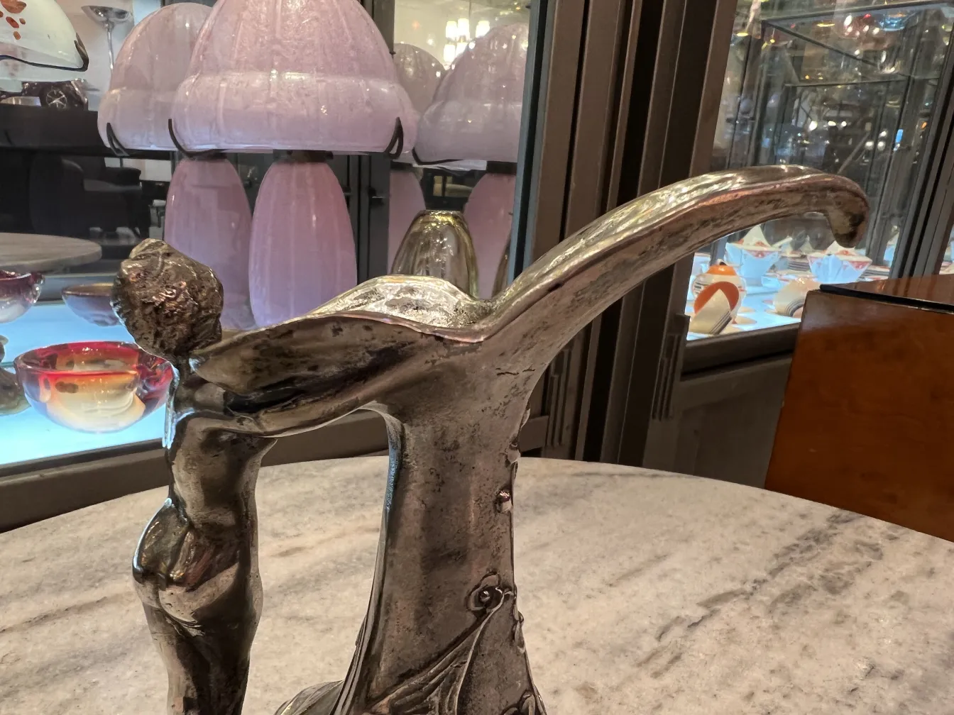 pichet ancien avec figure décorative, fond brillant